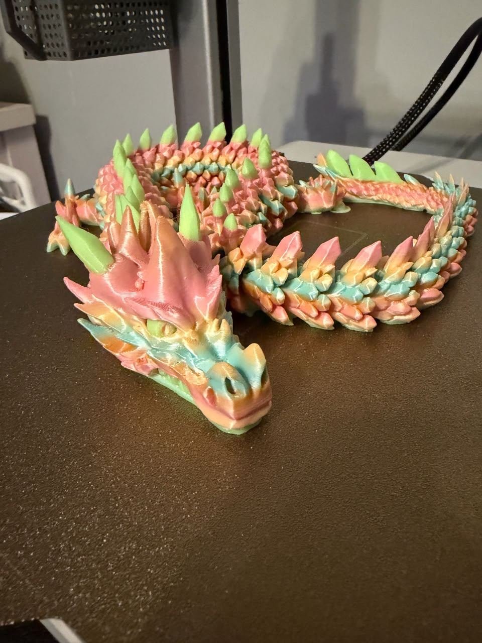 Dragón articulado impreso en varios colores