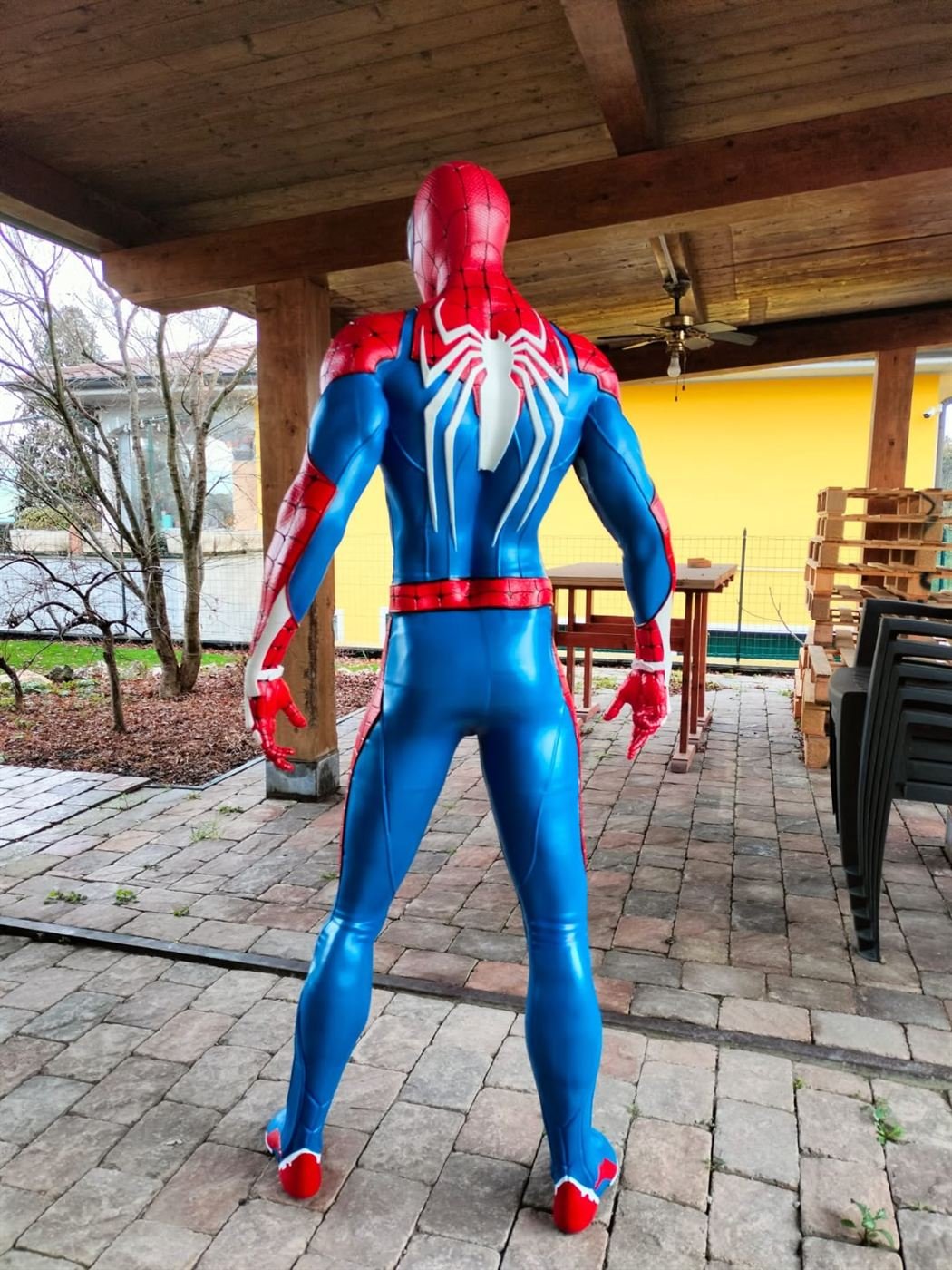 Figura grande de un superhéroe