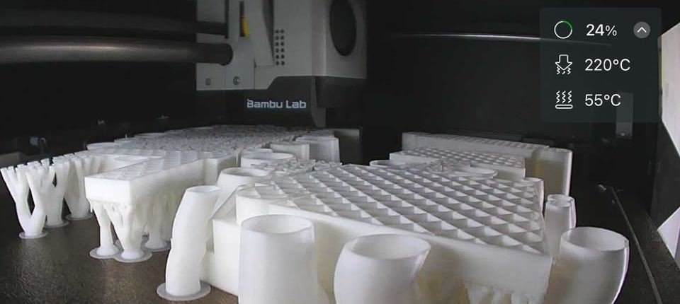 Varias piezas de maqueta imprimiéndose a la vez
